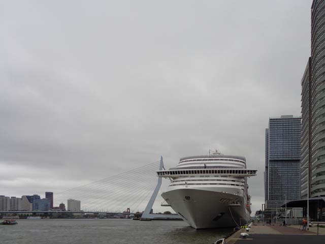 Cruiseschip ms MSC Preziosa van MSC Cruises aan de Cruise Terminal Rotterdam